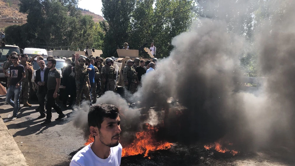 Hermel residents protest near the Assi River bridge. (AN Photo)