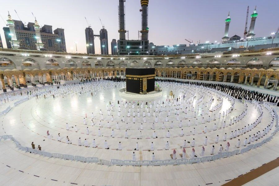 Only people who have received two doses of a coronavirus vaccine approved by Saudi Arabia will be able to perform Umrah and visit the two holy mosques as of Sunday. (@ReasahAlharmain)