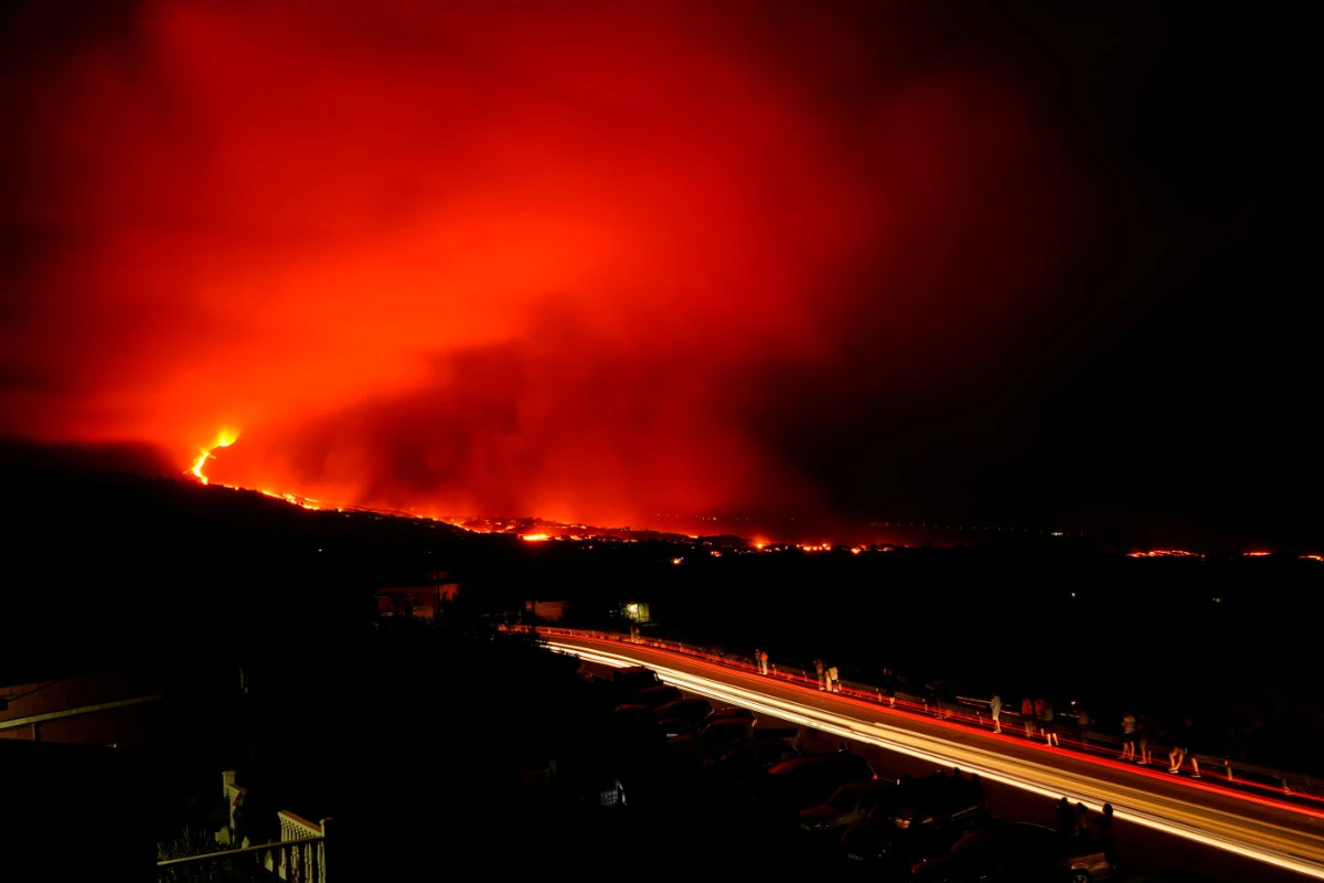 New river of lava threatens even more buildings on La Palma