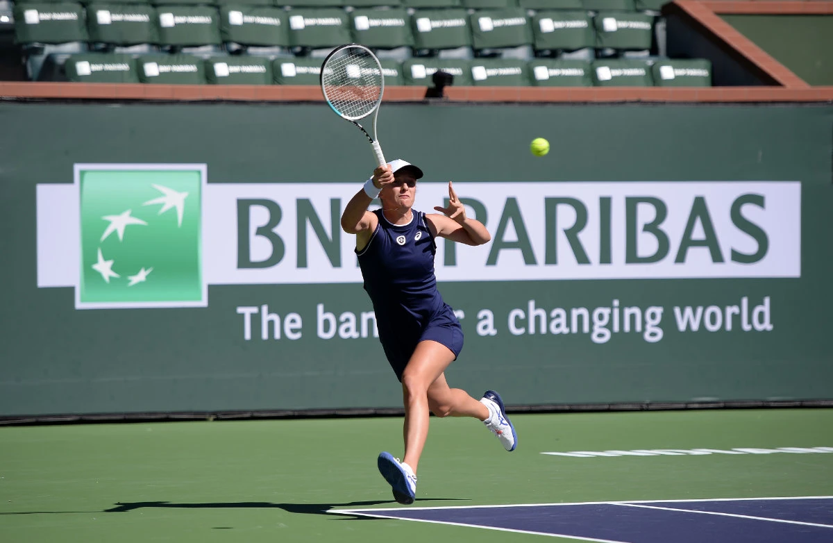 Iga Swiatek hits a shot against Veronika Kudermetova at Indian Wells Tennis Garden on Oct. 10, 2021. (Orlando Ramirez-USA TODAY Sports)