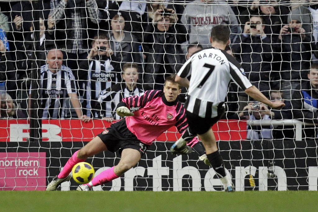 Newcastle United’s Joey Barton scores a penalty past Arsenal’s goalkeeper Wojciech Szczesny during their English Premier League football match at St James’ Park on Feb. 5, 2011. (AFP)