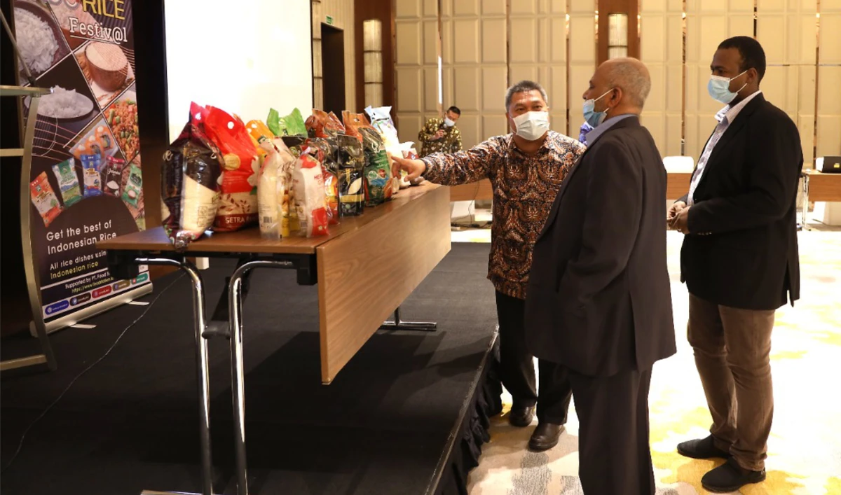 Djoko Sulastomo, head of economic affairs at the Indonesian Embassy, with representatives from Al Jazeera Supermarket at the fest. (Supplied)