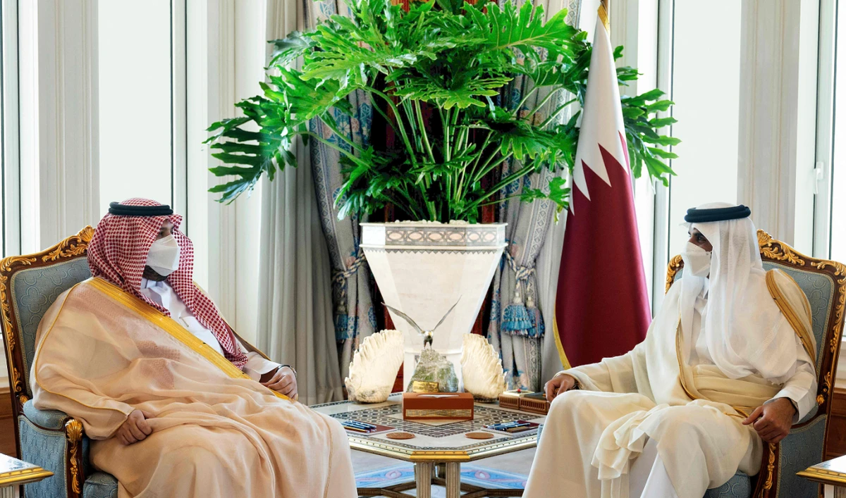 Qatari emir receives Saudi minister
