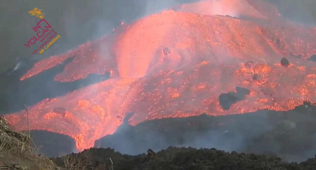 German couple take refuge on boat as volcano threatens their Spanish home
