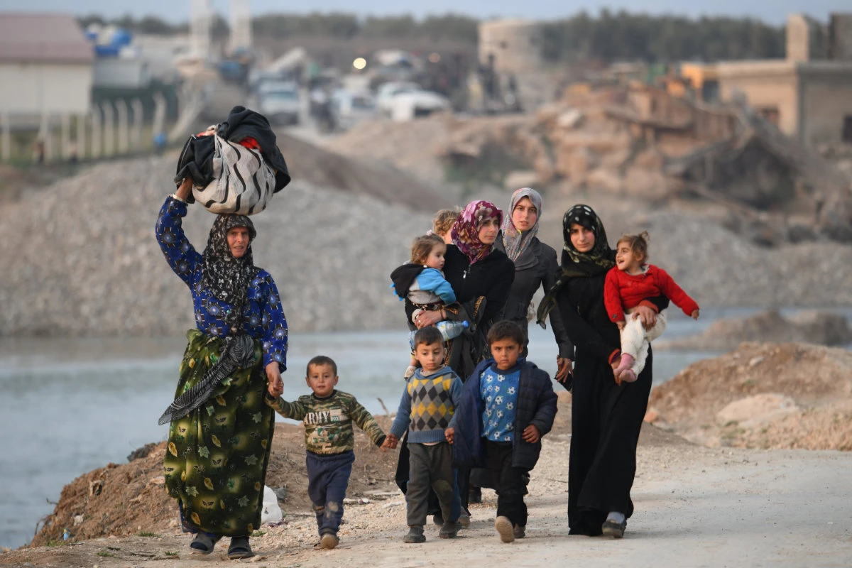 Displaced Syrians arrive to Deir al-Ballut camp in Afrin's countryside, along the border with Turkey, on February 19, 2020. (AFP file photo)