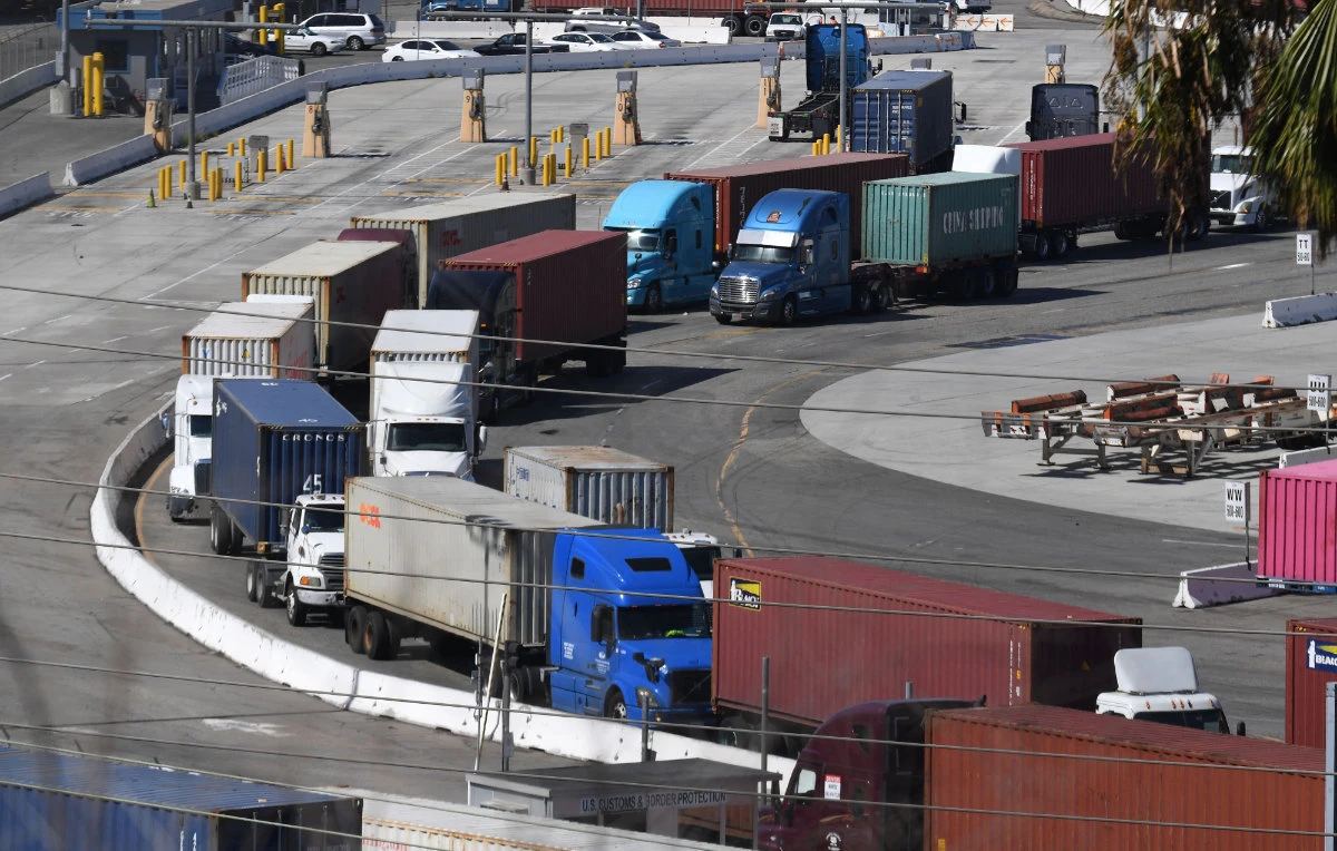 Trucks wait in line at the Port of Los Angeles in San Pedro, California. (Photo by Robyn Beck / AFP)