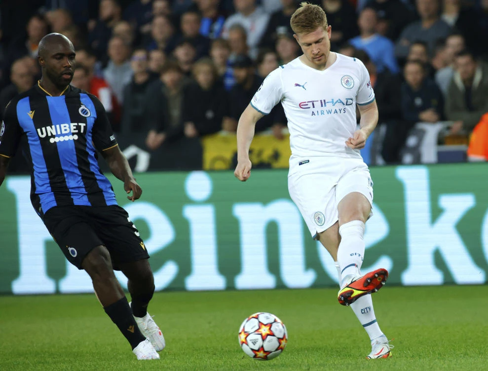 Manchester City’s Kevin De Bruyne is challenged by Brugge’s Eder Balanta during their Champions League match at the Jan Breydel stadium in Bruges on Tuesday. (AP)