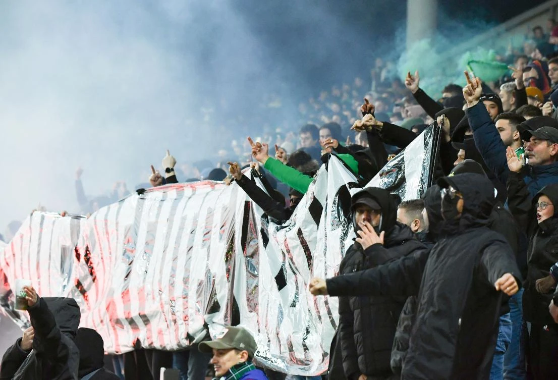Incidents broke out during the pre-match protocol Saint-Etienne/Angers of the 11th day of Ligue 1, caused by the ultras groups of the club stéphanois, and the kickoff of the game scheduled for 21:00 has been delayed. (AFP)