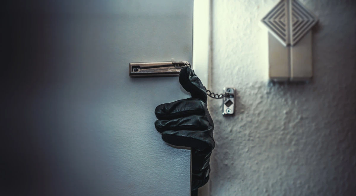Police: Burglar gets new keys before she’s locked up