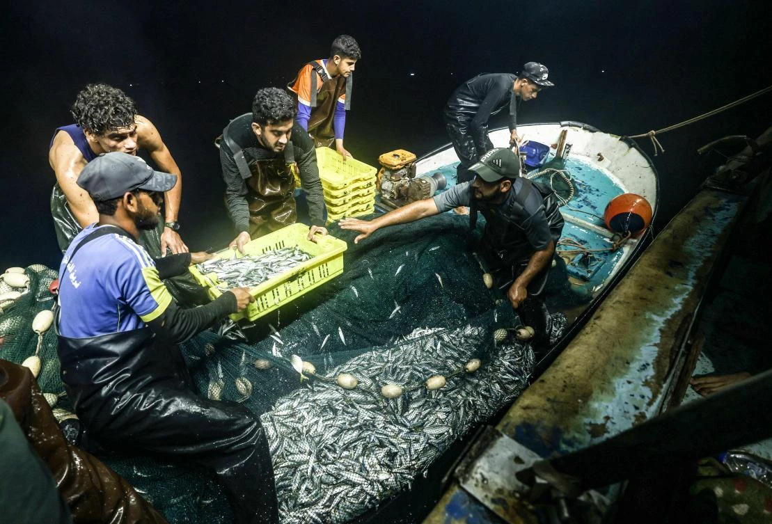 Under Israel’s blockade, Gaza fishermen struggle for a catch
