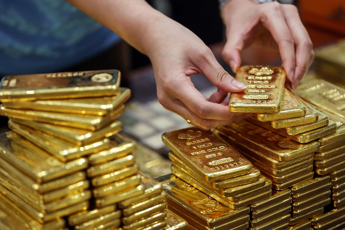 Gold holds above $1,800 mark on inflation worries