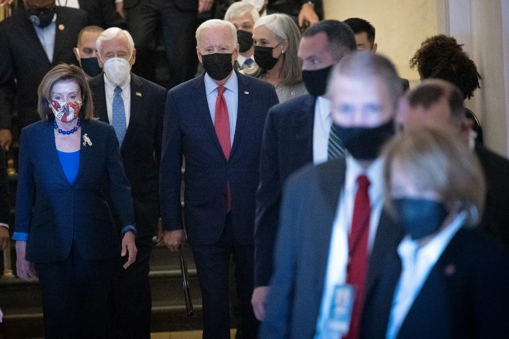 US President Joe Biden, accompanied by Speaker of the House Nancy Pelosi (D-CA) arrives at the US Capitol to meet with members of the House Democratic caucus. (AFP/File Photo)
