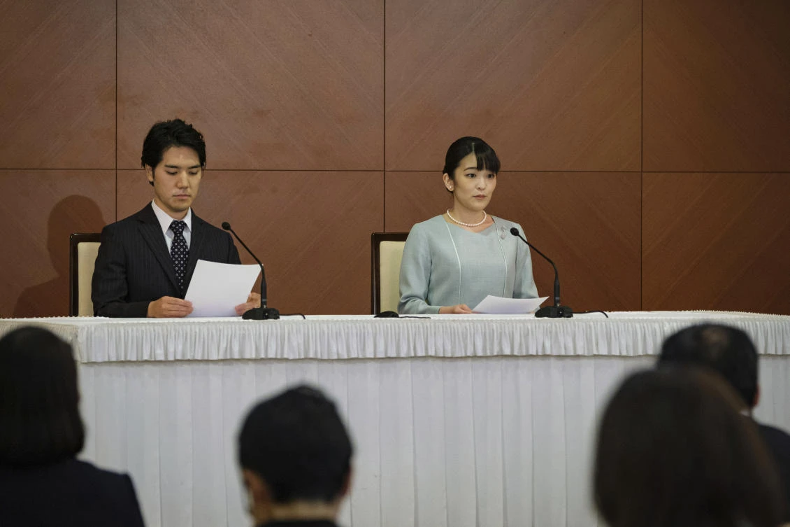 Japan's former Princess Mako, right, the elder daughter of Crown Prince Akishino and Crown Princess Kiko, and her husband Kei Komuro, look at each other during a press conference at a hotel in Tokyo on Tuesday, Oct. 26, 2021. (AP)