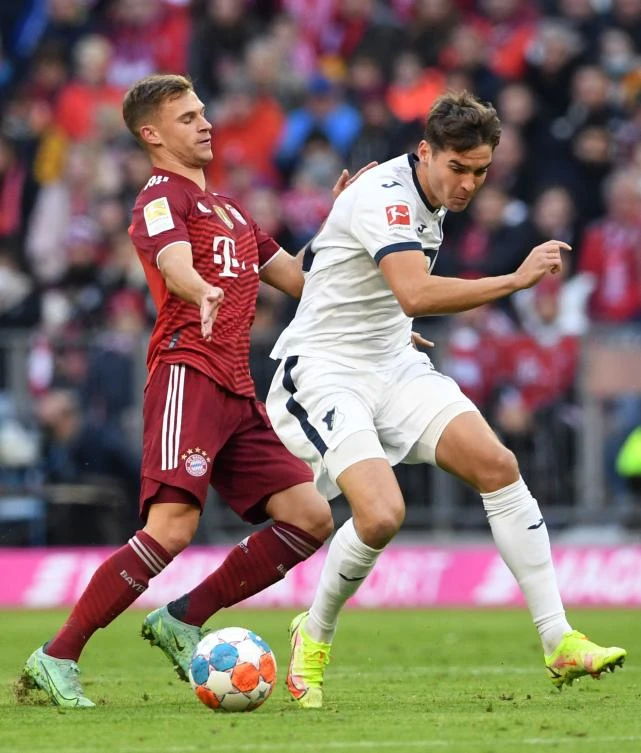 Hoffenheim’s Danish forward Robert Skov and Bayern Munich’s German midfielder Joshua Kimmich during their Bundesliga match in Munich on Saturday. (AFP)