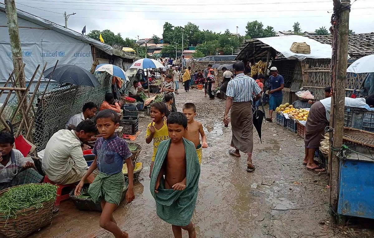 Bangladesh authorities and the UN will start a formal education program using Myanmar curriculum to benefit Rohingya children at refugee camps in Cox’s Bazar. (File/AFP)