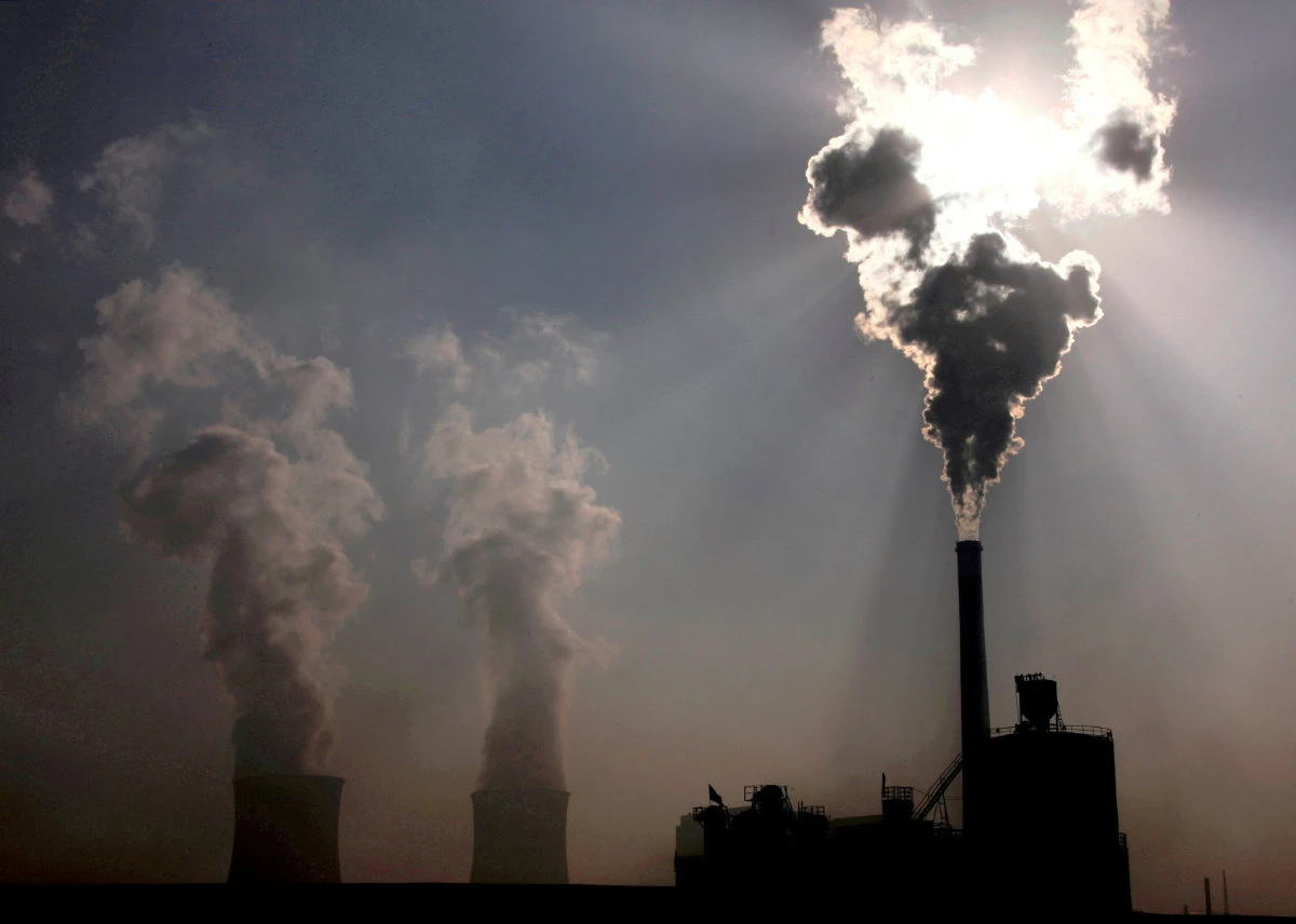 A coal-burning power plant can be seen in the city of Baotou, in China's Inner Mongolia Autonomous Region. (REUTERS File Photo)