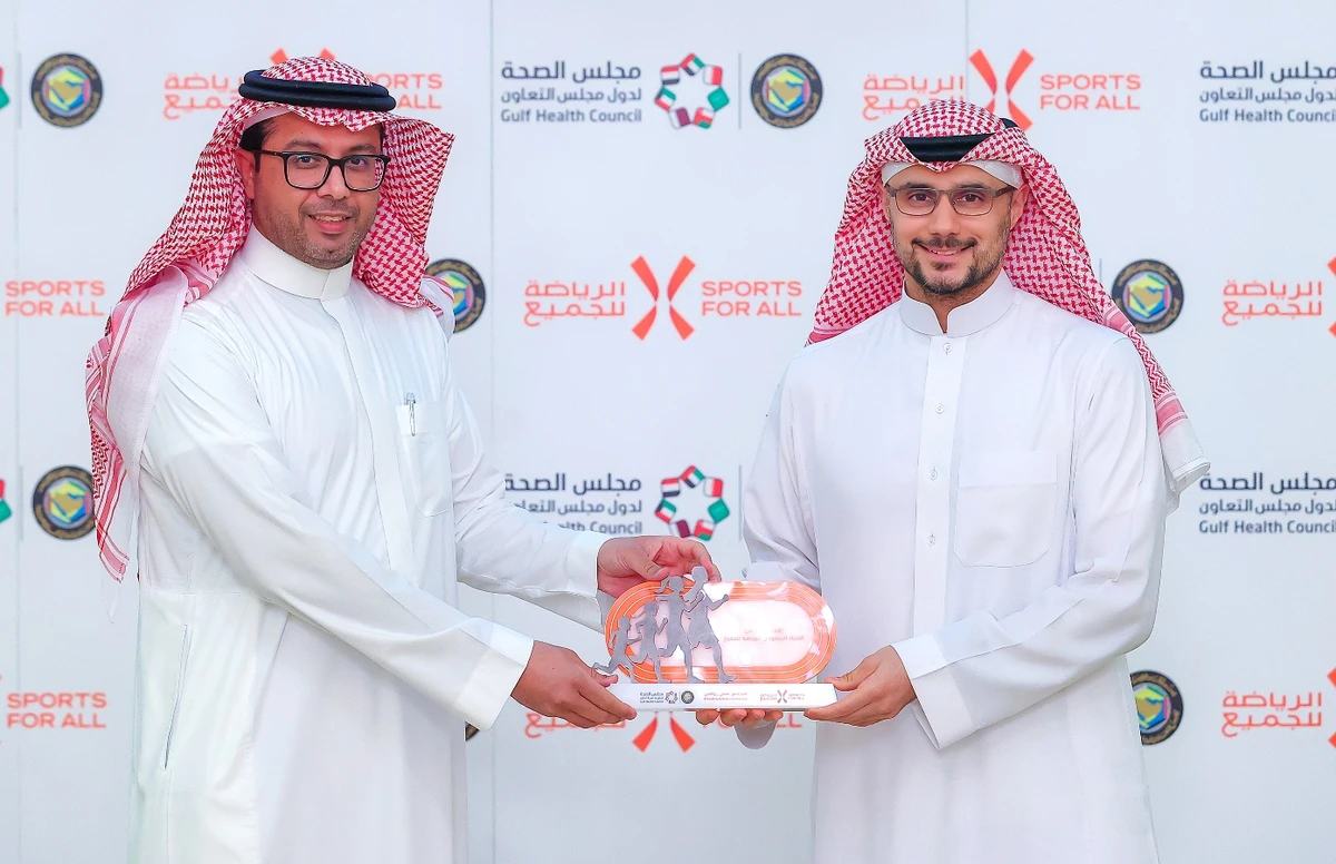 SFA President Prince Khaled bin Alwaleed bin Talal Al Saud (right) and General Manager of the Gulf Health Council (GHC) Sulaiman AlDakheel. (SFA)