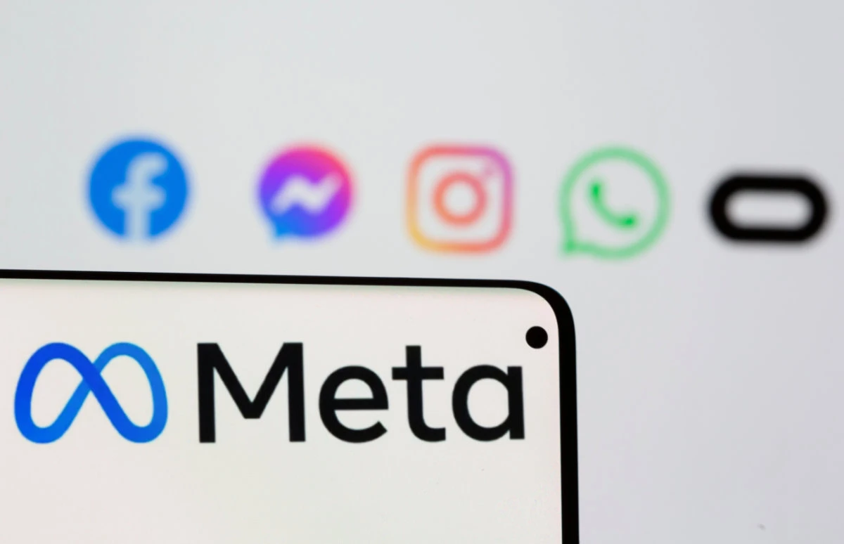 Facebook's new rebrand logo Meta is seen on smartphone in front of displayed logo of Facebook, Messenger, Intagram, Whatsapp and Oculus. (REUTERS/Illustration photo)