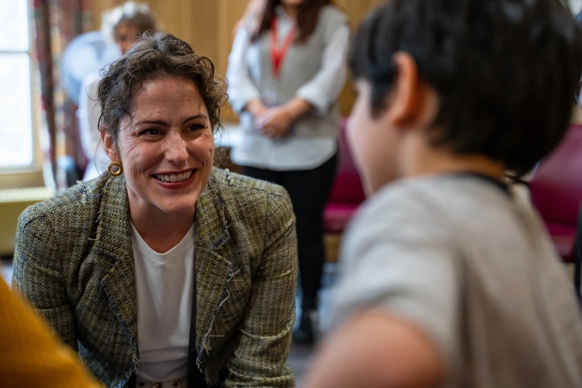 UK Minister for Afghan Resettlement Victoria Atkins speaks with a young Afghan refugee. (@VictoriaAtkinsOfficial)