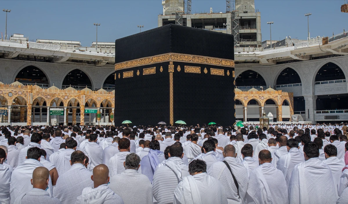 Umrah pilgrims perform Friday prayers at the Grand Mosque in Makkah. (File/@ReasahAlharmain)
