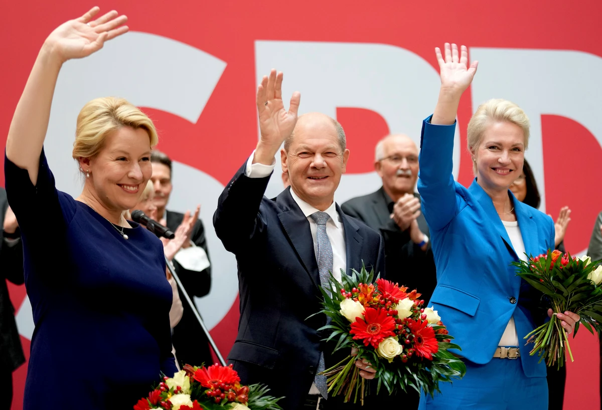 Franziska Giffey, top candidate of the SPD for Mayor of the German city of Berlin, Olaf Scholz, top candidate for chancellor of the SPD, and Manuela Schwesig, member of the SPD, wave. (File/AP)