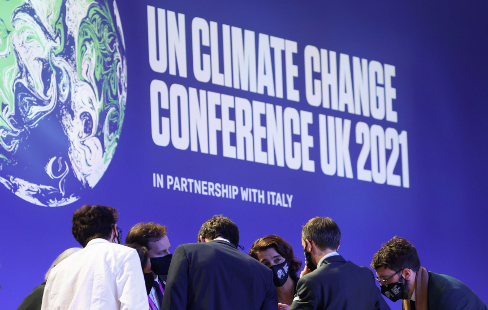 Delegates talk during the UN Climate Change Conference (COP26) in Glasgow, Scotland, Britain November 13, 2021. (Reuters)