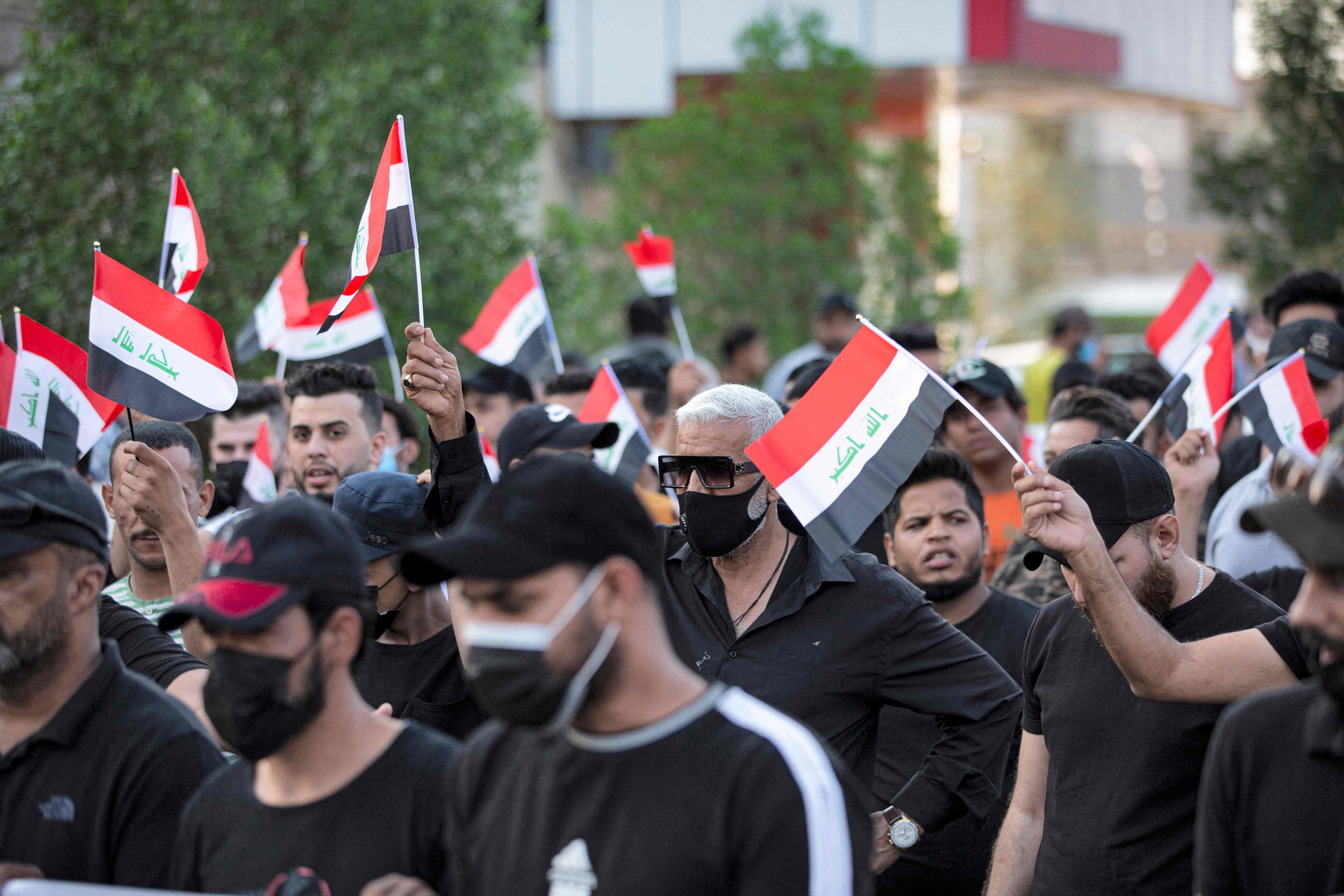 Supporters of the Hashed Shaabi demonstrate outside the local headquarters of Iraq's Independent High Electoral Commission in the southern city of Basra on Nov. 9. (AFP)