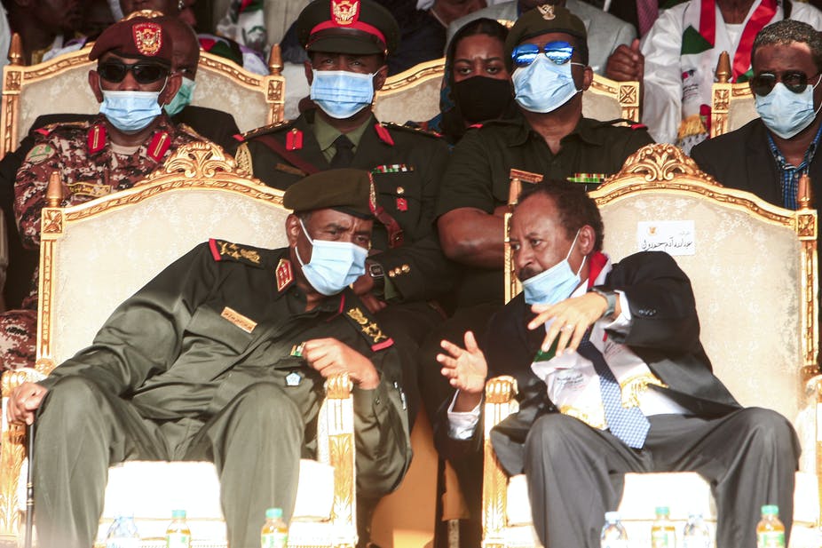 Gen. Abdul Fattah Al-Burhan, left, and PM Abdalla Hamdok, Oct. 2020. (AFP)