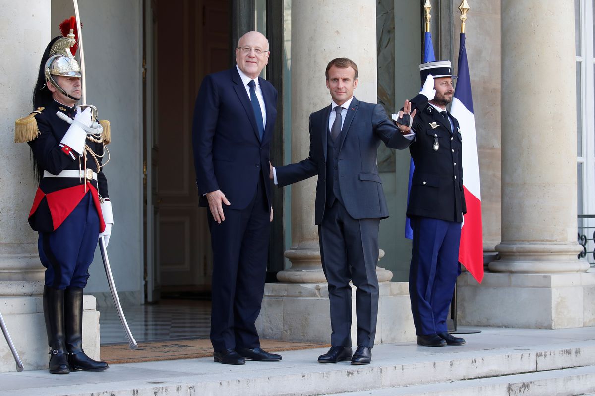 French President Emmanuel Macron welcomes Lebanon’s Prime Minister Najib Mikati at the Elysee Palace in Paris, France, Sept. 24, 2021. (Reuters)