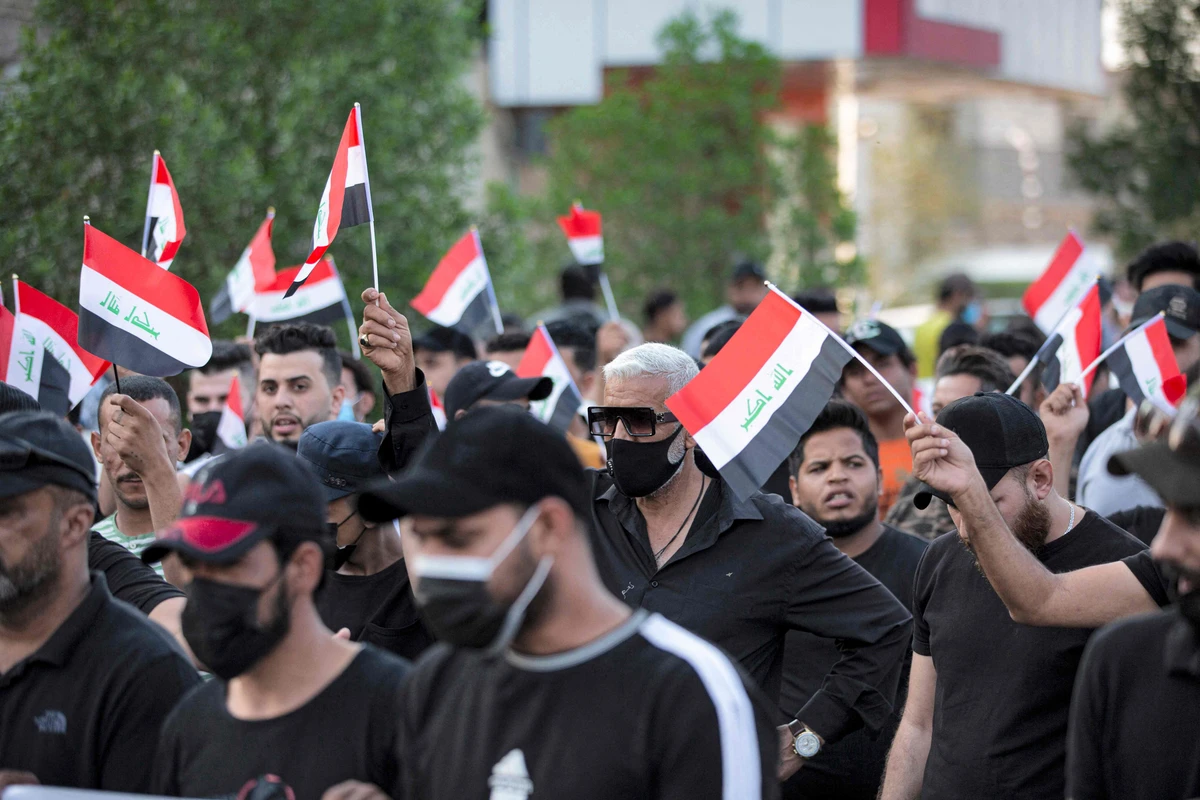 Supporters of the Hashed Shaabi demonstrate outside the local headquarters of Iraq's Independent High Electoral Commission in the southern city of Basra on Nov. 9. (AFP)