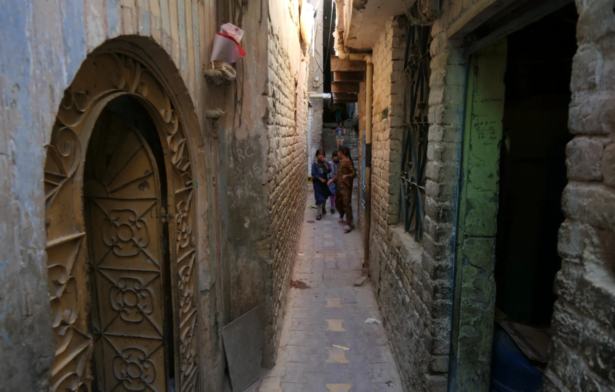 Children inside narrow alleys of the Shanti Nagar neighborhood in Quetta, Pakistan. (AN photo)
