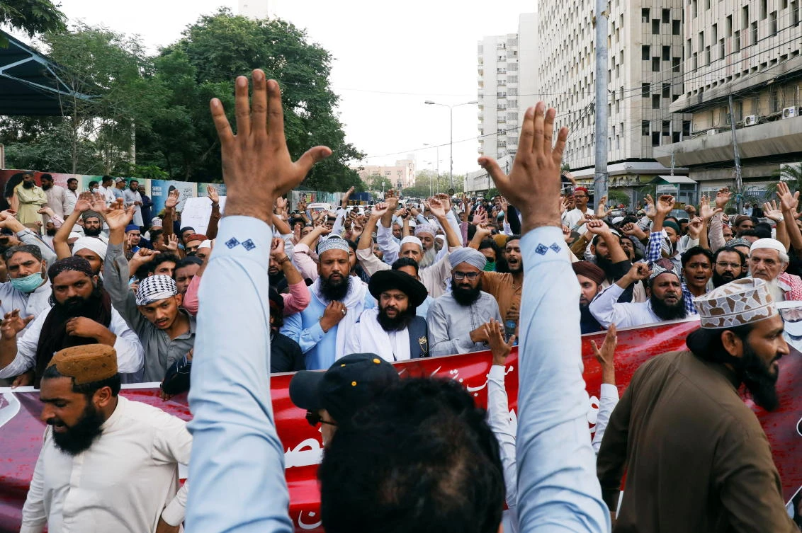 Pakistan frees detained protesters after deal with Islamists