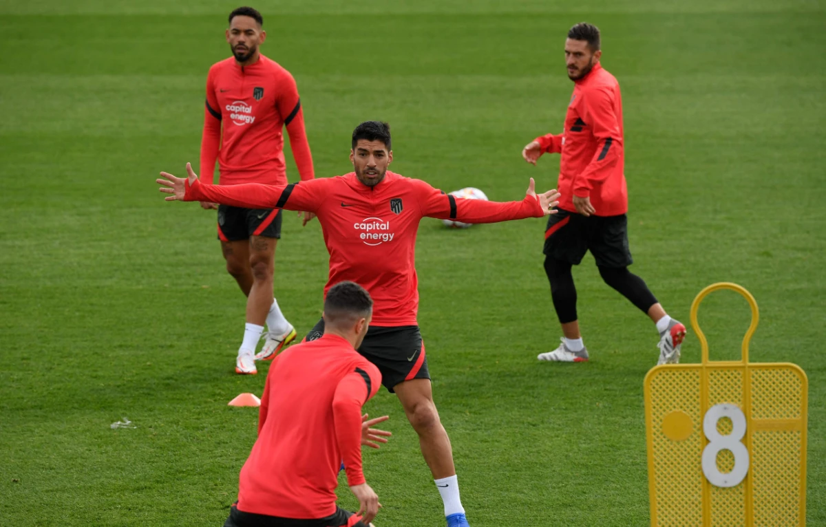 Atletico Madrid’s Uruguayan forward Luis Suarez, center, during a training session at the Ciudad Deportiva Wanda training ground in Madrid on Tuesday, on the eve of the UEFA Champions League Group B match against Liverpool. (AFP)