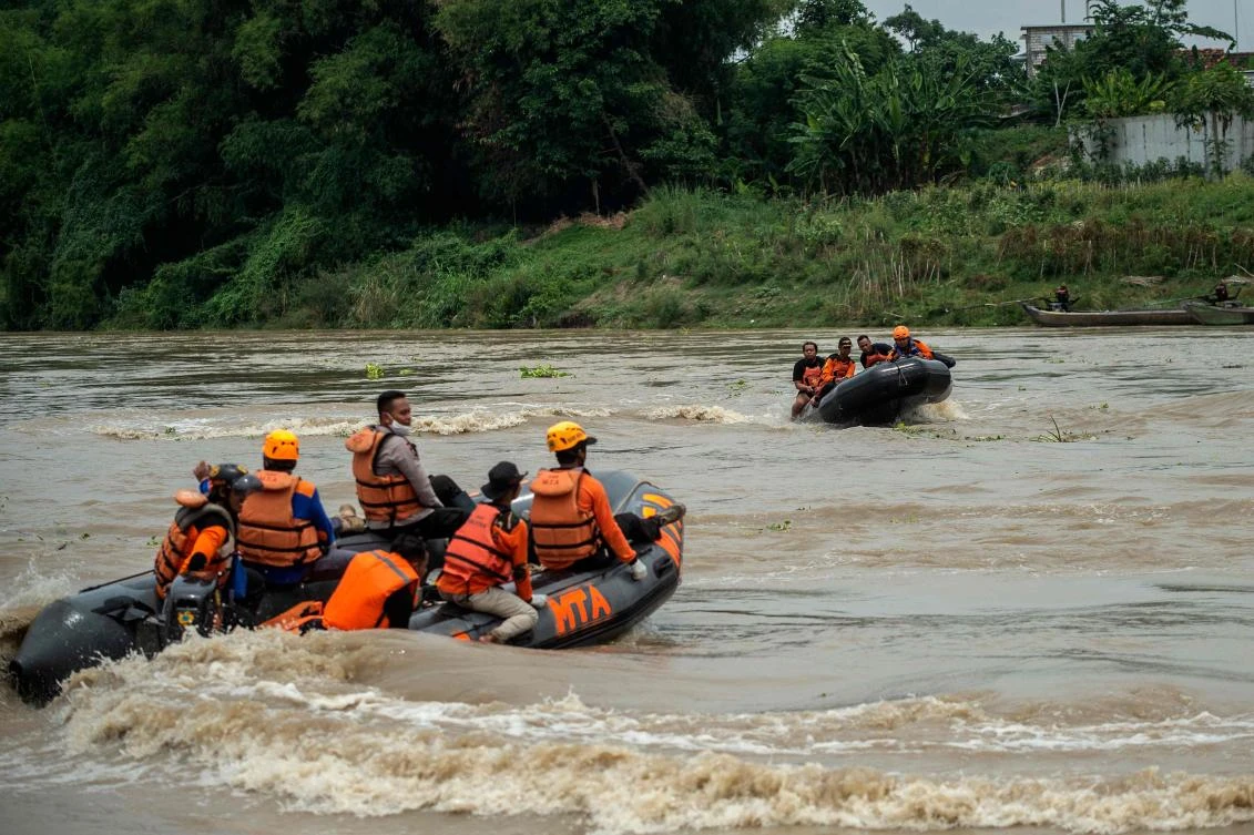 Members of an Indonesian search and rescue team search for survivors after a canoe overturned in strong currents on the Bengawan Solo river near Bojonegoro in East Java on Nov. 4, 2021. (AFP)