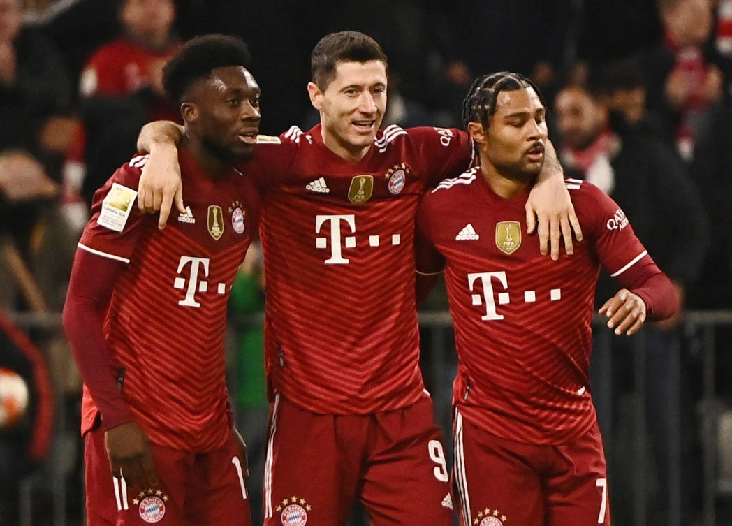 Bayern Munich’s Robert Lewandowski celebrates scoring their second goal with Alphonso Davies and Serge Gnabry in their Bundesliga match against SC Freiburg at Allianz Arena, Munich, on Saturday. (Reuters)
