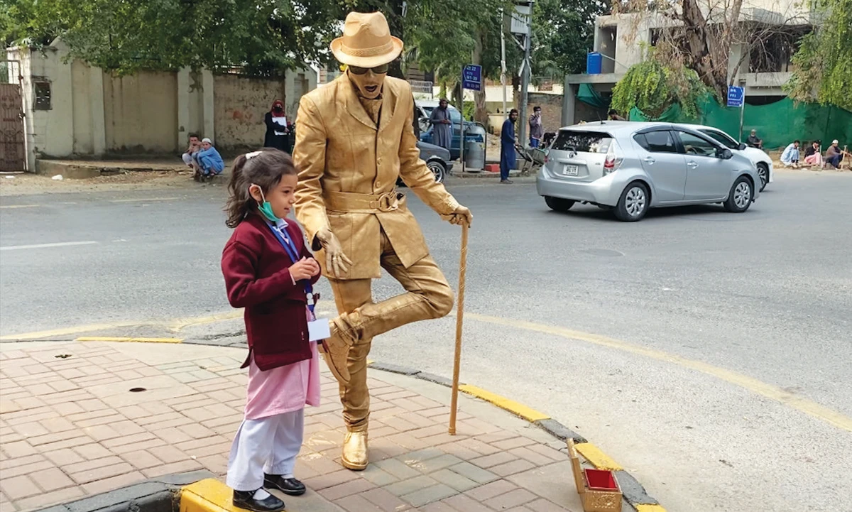 "Golden Man of Islamabad" Muhammad Ahsan performs as a living statue in Islamabad, Pakistan, on November 5, 2021. (AN photo by Muhammad Ahsan)