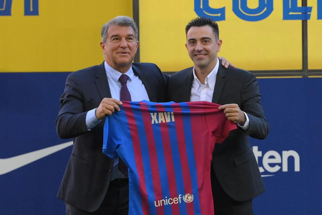 Newly-appointed FC Barcelona coach Xavi Hernandez, right, with club president Joan Laporta at the Camp Nou stadium in Barcelona, Nov. 8, 2021. (AFP)