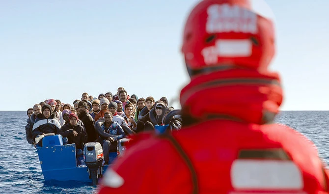 Italy rescues 430 migrants from fishing boat