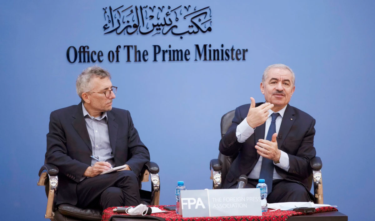 Palestinian Prime Minister Mohammad Shtayyeh, right, holds a briefing with foreign press alongside Andrew Carey, chairman of the Foreign Press Association (FPA), in the West Bank city of Ramallah, Wednesday, Nov. 10, 2021. (AP)