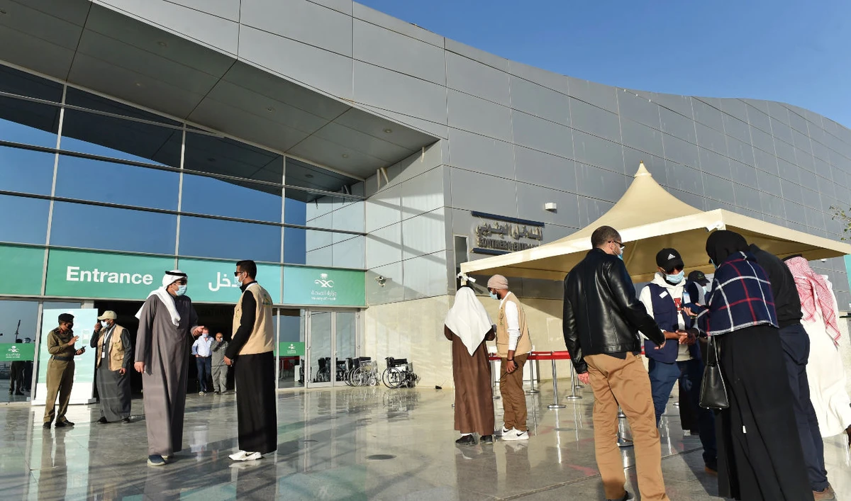 People gather outside the Riyadh International Convention and Exhibition Center, before receiving a dose of vaccine against the covid-19 disease, in the Saudi capital Riyadh, on January 21, 2021. (AFP)
