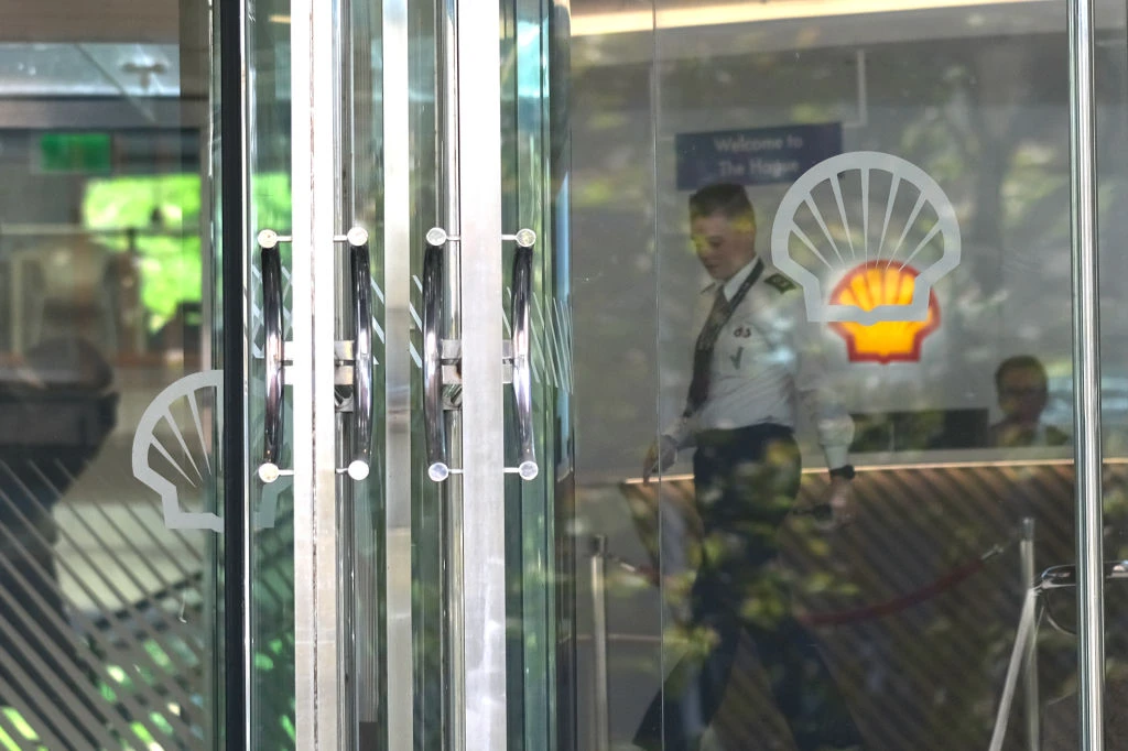 Shell plans UK relocation, sparking Dutch outrage