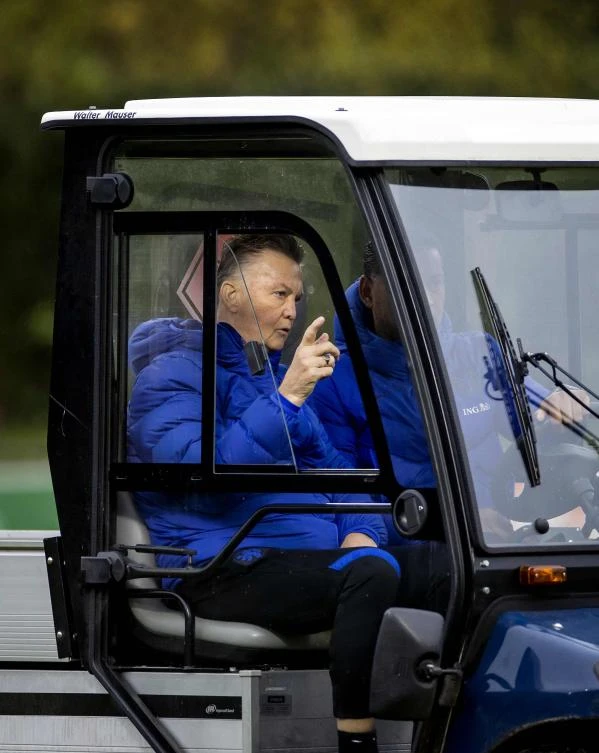 Dutch World Cup woes deepen after Van Gaal hurts hip