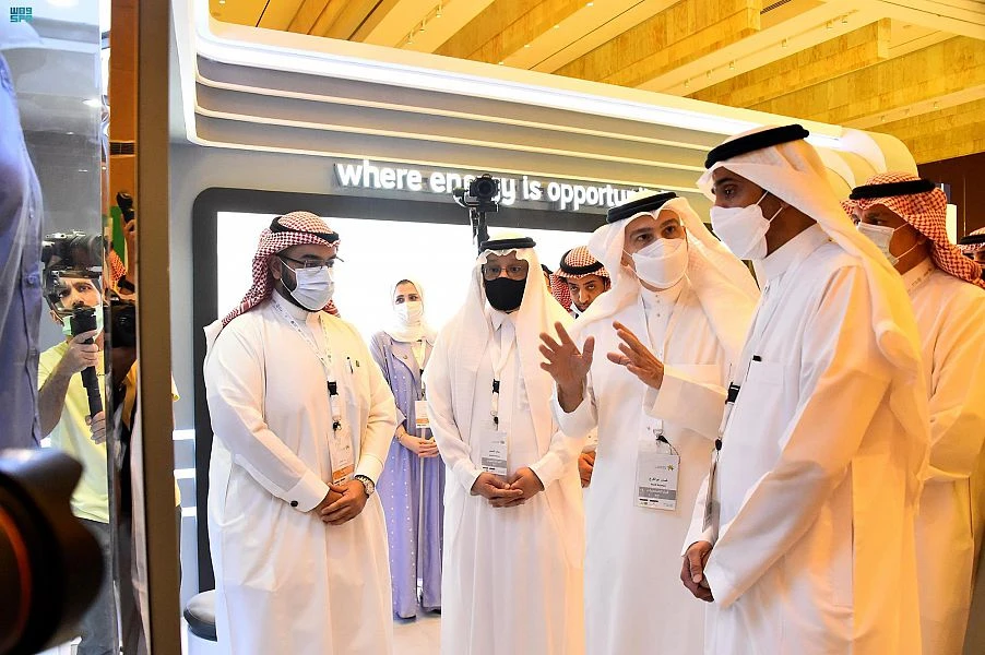 Ahmed bin Suleiman AlRajhi, Minister of Human Resources and Social Development (R) at the Saudi International Conference for Occupational Safety and Health 2021. (SPA)