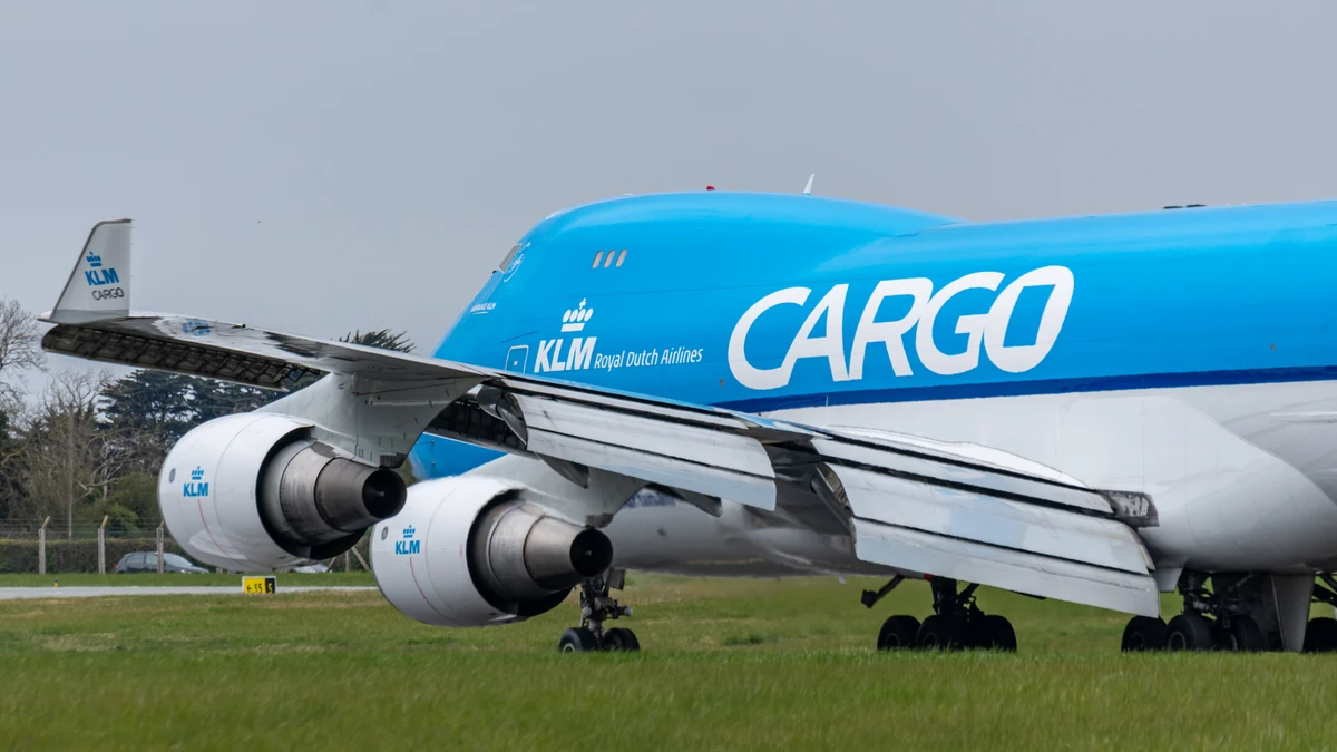 Half of the projected 44,000 will be replacing old planes, he said, while the other half will “meet the growth in expansion plans.” (Shutterstock)