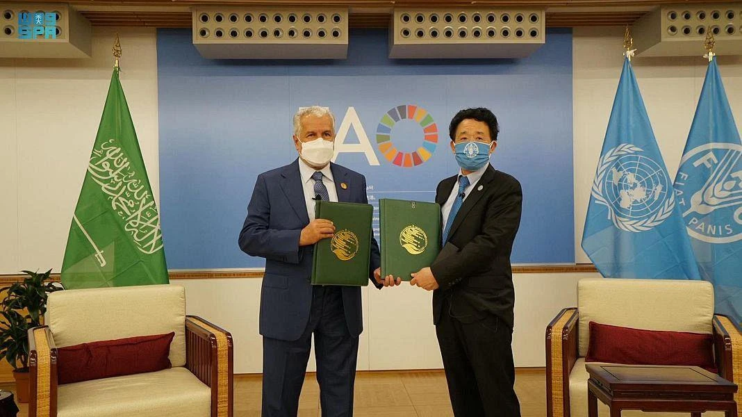 KSrelief Supervisor General Dr. Abdullah Al-Rabeeah met Director-General of the Food and Agriculture Organization of the UN Qu Dongyu in Rome on Wednesday. (SPA)