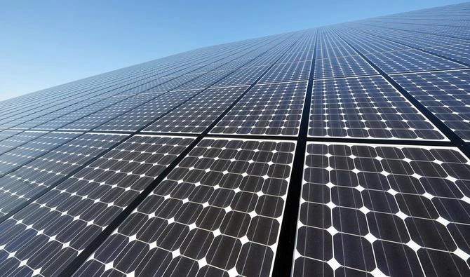 The vast areas of the Algerian Sahara lend themselves to the production of solar energy. (Photo, AFP)(AFP/File)