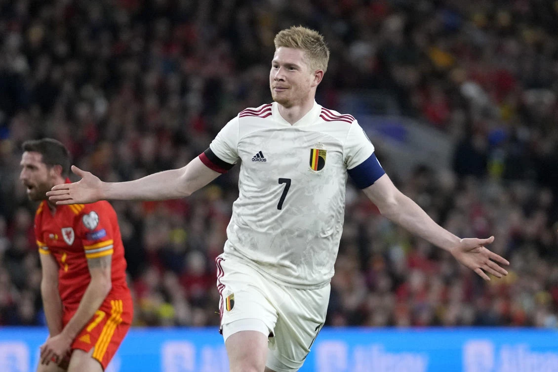 Belgium’s Kevin De Bruyne celebrates after scoring his side’s opening goal during the World Cup 2022 qualifying match against Wales at Cardiff City stadium on Tuesday. (AP)