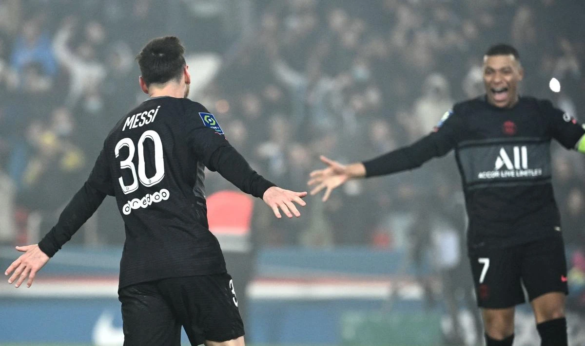 Paris Saint-Germain’s Argentinian forward Lionel Messi celebrates with French forward Kylian Mbappe after scoring a goal during the French L1 match against FC Nantes at The Parc des Princes Stadium in Paris on Saturday. (AFP)