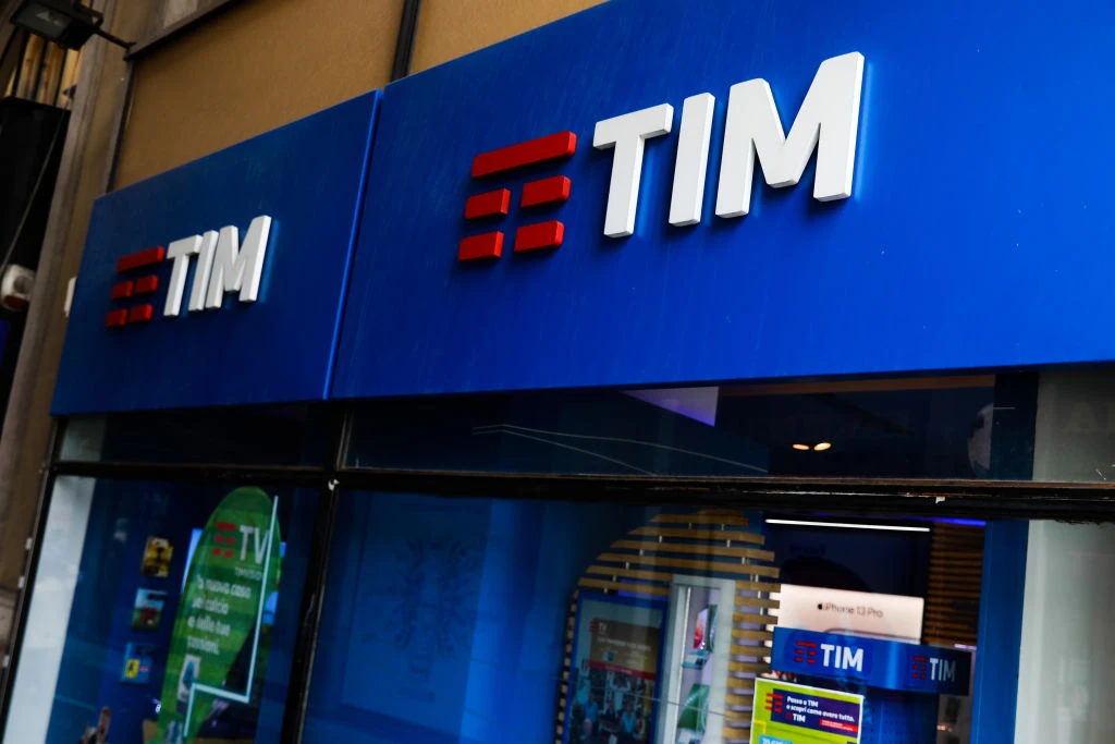 US investment firm plans to take over Telecom Italia