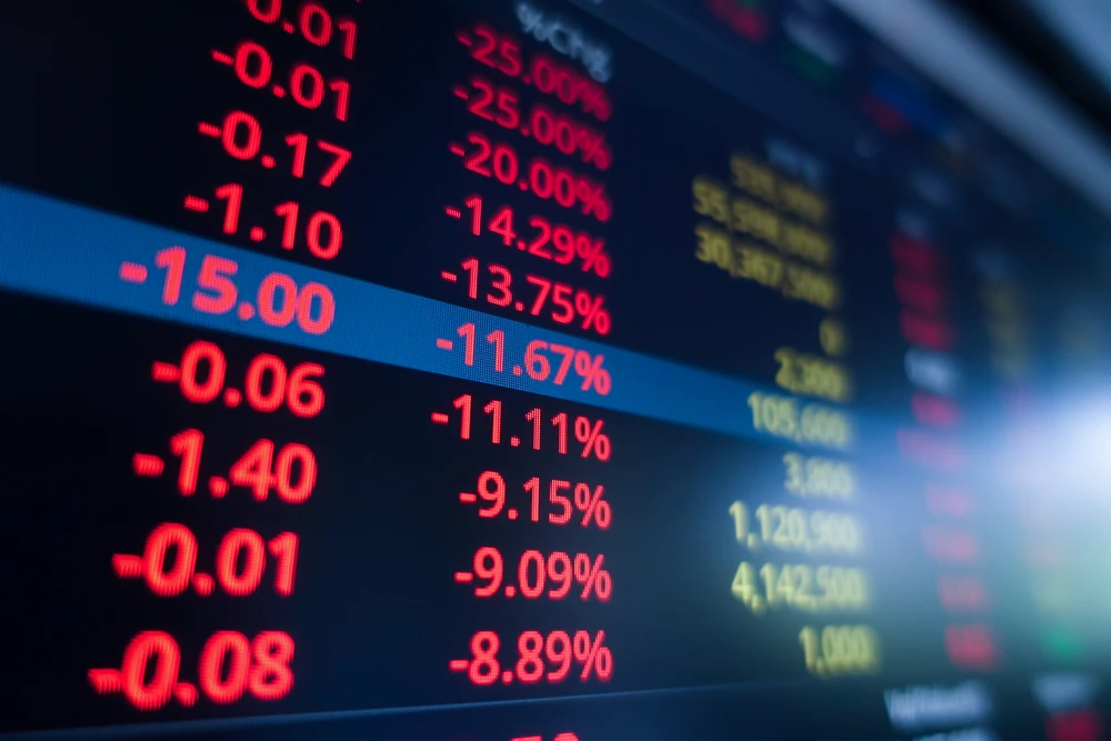 European shares tumble to three week lows, rate hike fears